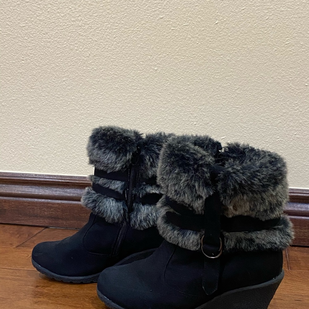 Black Suede Wedges with Faux-Fur Design - Picture 8 of 11